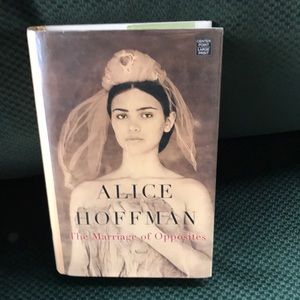 “The marriage of opposites“ A novel by Alice Hoffman